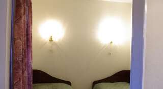 Гостиница на Крестовском Санкт-Петербург Стандартный номер с 2 односпальными кроватями и диваном-1